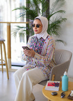 Load image into Gallery viewer, Mini Flowers Shirt
